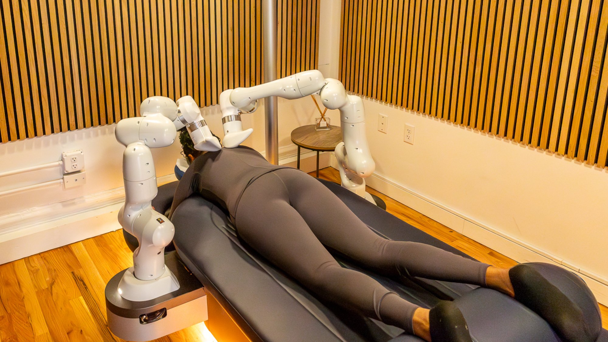 Kimberly Gedeon trying out Aescape's robot massage